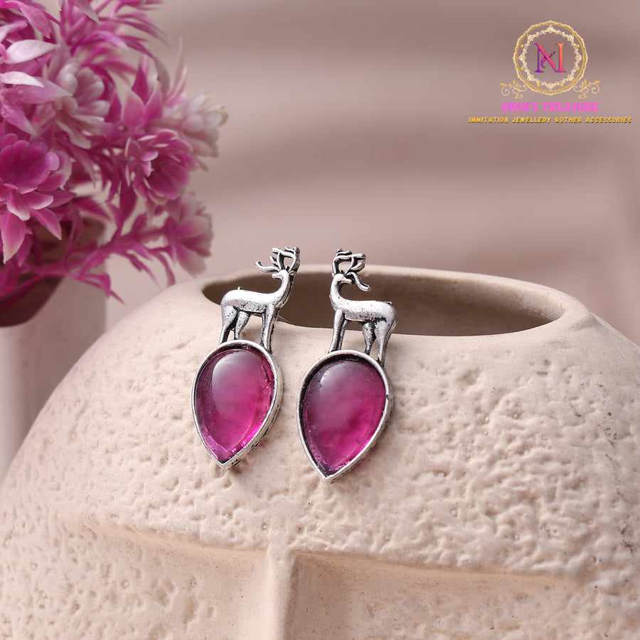 Deer Design Silver Tone Earrings – Teardrop Stone